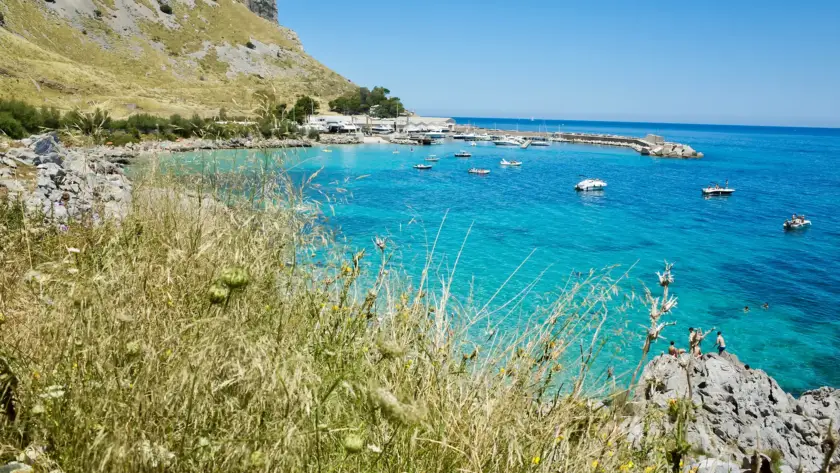 Il Classic Tour in gommone a Mondello e Capogallo è l’itinerario ideale per avvicinarsi all’esperienza Hyperboat e vivere il mare siciliano.