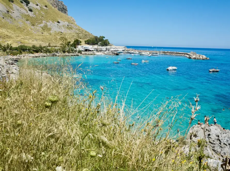 Il Classic Tour in gommone a Mondello e Capogallo è l’itinerario ideale per avvicinarsi all’esperienza Hyperboat e vivere il mare siciliano.