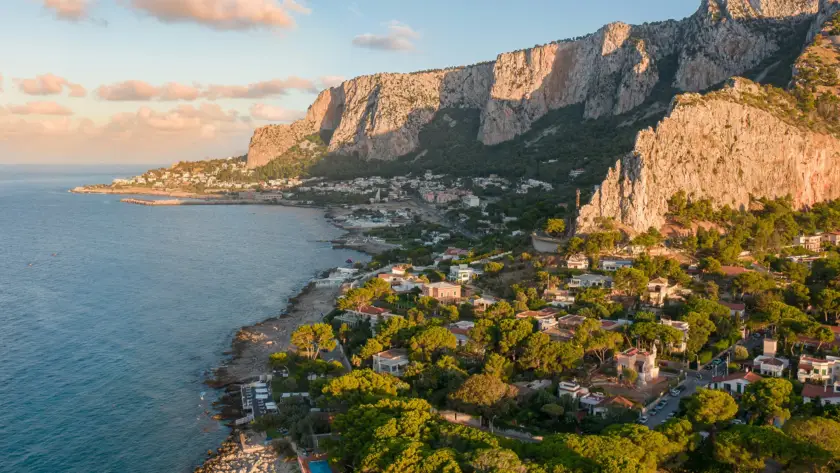 L’Escape Tour tra Mondello e Addaura è un invito a rallentare e a lasciarsi sorprendere dalla bellezza discreta di questa costa.