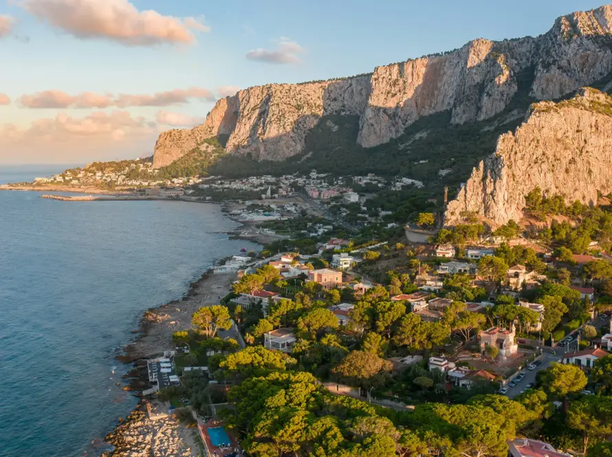 L’Escape Tour tra Mondello e Addaura è un invito a rallentare e a lasciarsi sorprendere dalla bellezza discreta di questa costa.