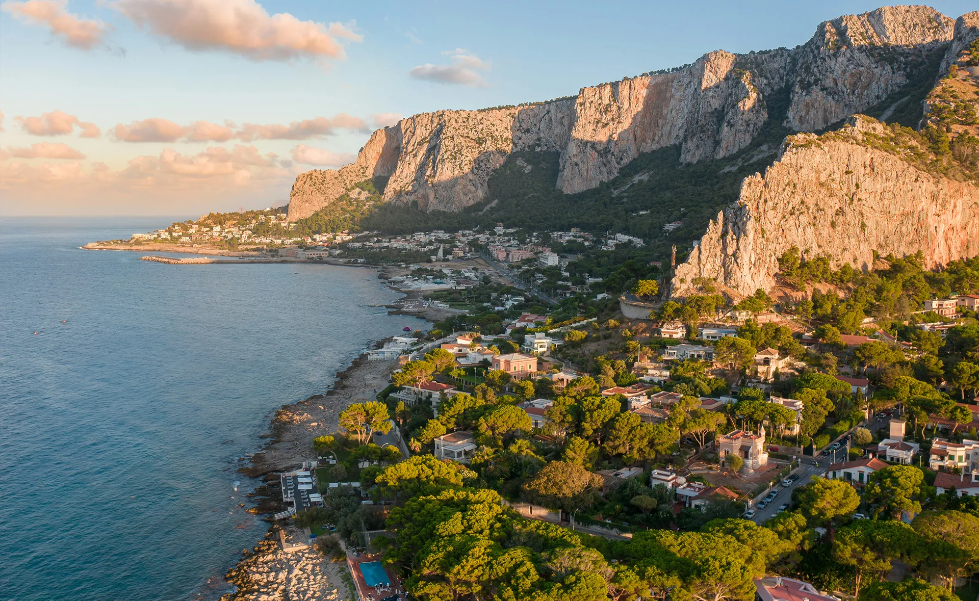 L’Escape Tour tra Mondello e Addaura è un invito a rallentare e a lasciarsi sorprendere dalla bellezza discreta di questa costa.