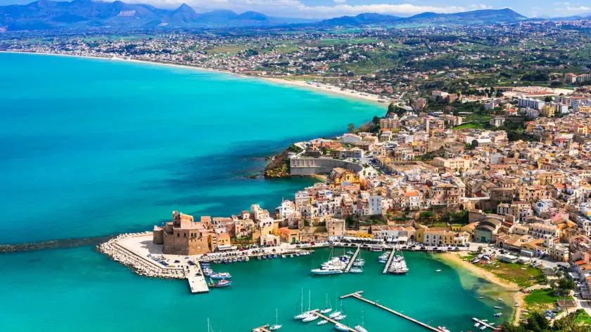 Ammira Castellammare del Golfo con un'escursione in barca, guidati da skipper che conoscono ogni grotta e ogni riflesso dell’acqua.