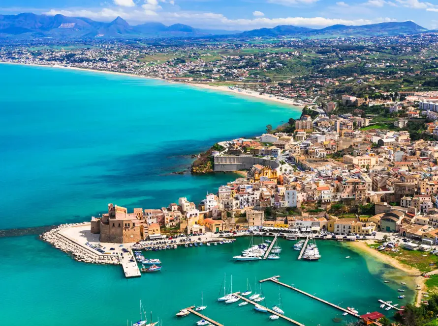 Ammira Castellammare del Golfo con un'escursione in barca, guidati da skipper che conoscono ogni grotta e ogni riflesso dell’acqua.