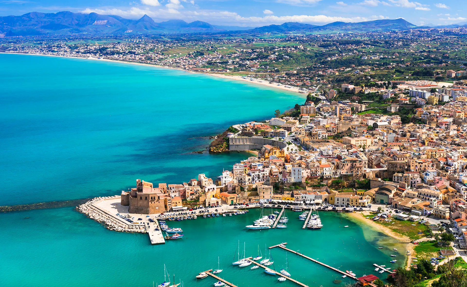 Ammira Castellammare del Golfo con un'escursione in barca, guidati da skipper che conoscono ogni grotta e ogni riflesso dell’acqua.