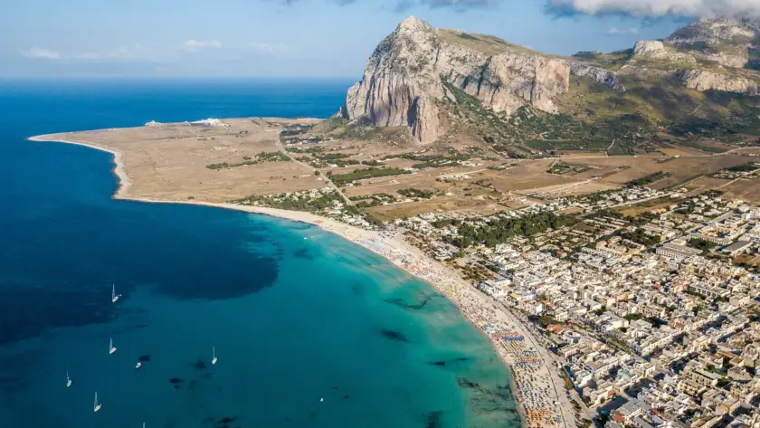 Un tour in barca da Palermo a San Vito Lo Capo è il modo migliore per ammirare una costa che il mondo intero ci invidia.