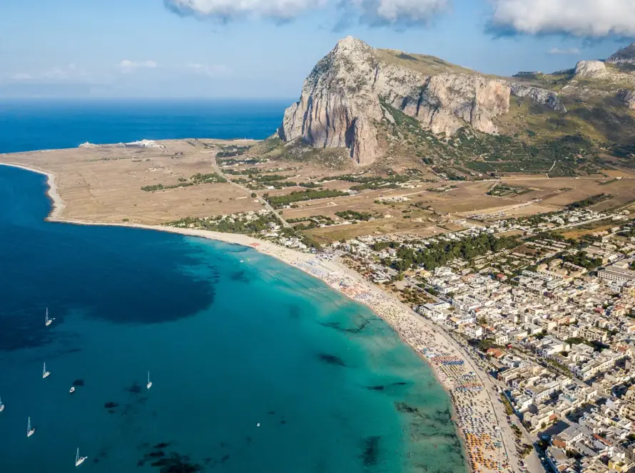 Un tour in barca da Palermo a San Vito Lo Capo è il modo migliore per ammirare una costa che il mondo intero ci invidia.