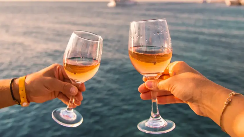 Vivere l'esperienza della golden hour in tramonto è l'ideale per staccare la spina e vivere il mare in totale esclusività.