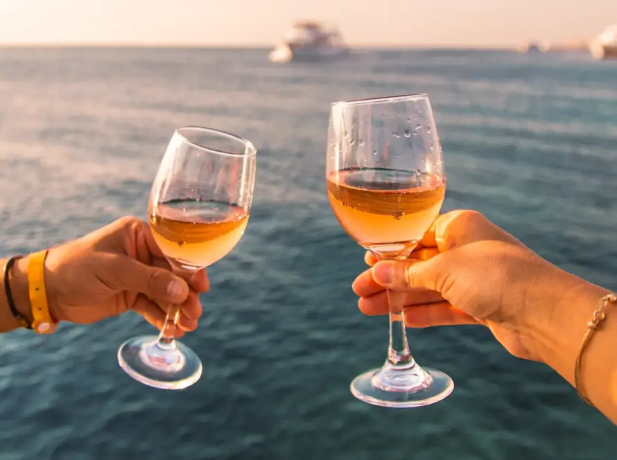 Vivere l'esperienza della golden hour in tramonto è l'ideale per staccare la spina e vivere il mare in totale esclusività.