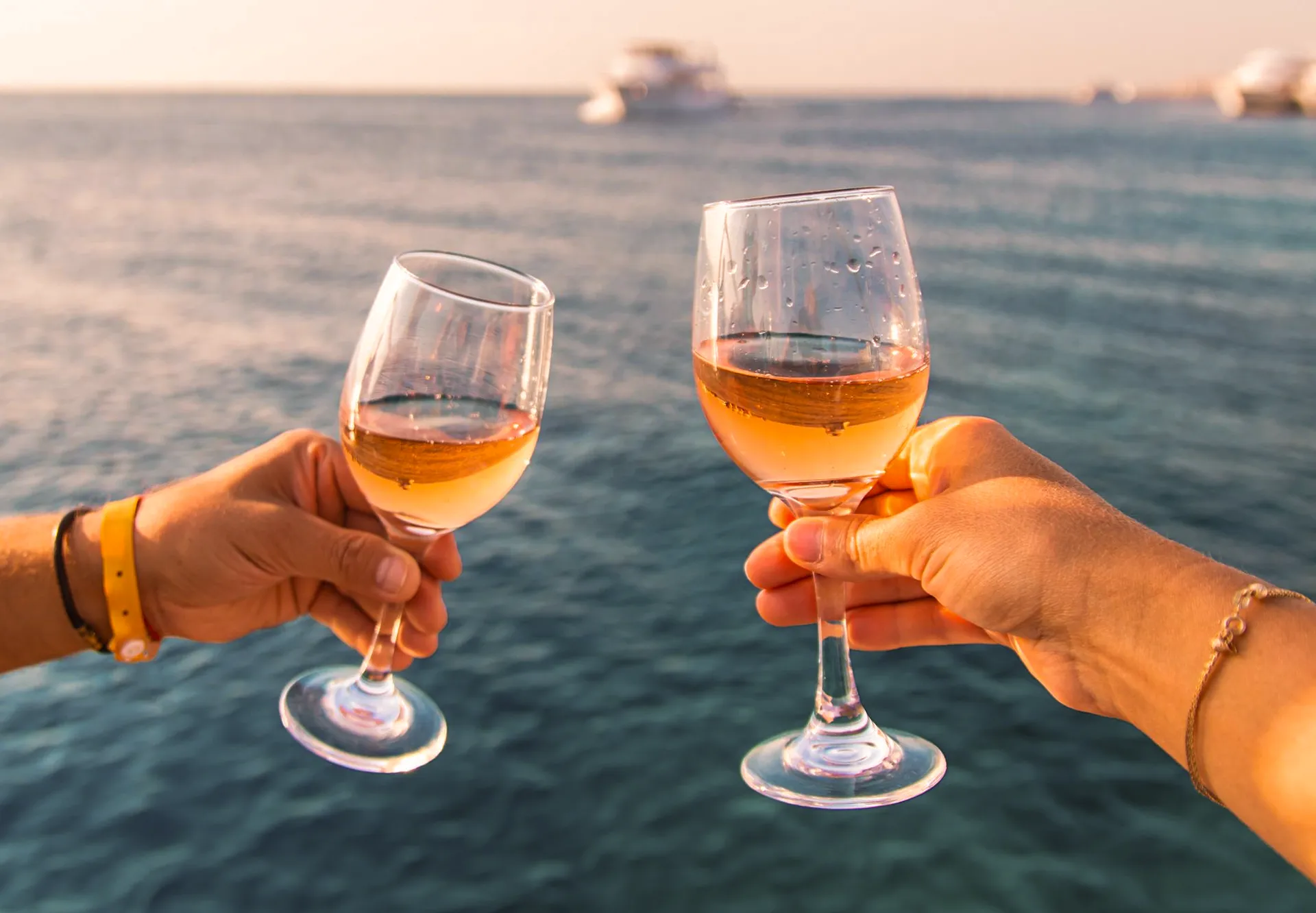 Vivere l'esperienza della golden hour in tramonto è l'ideale per staccare la spina e vivere il mare in totale esclusività.